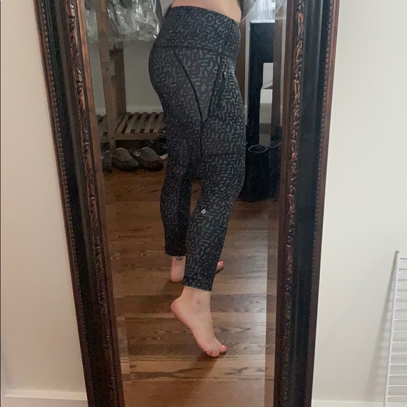 Grey & Black print Size 6 Lululemon Crop - Picture 7 of 7